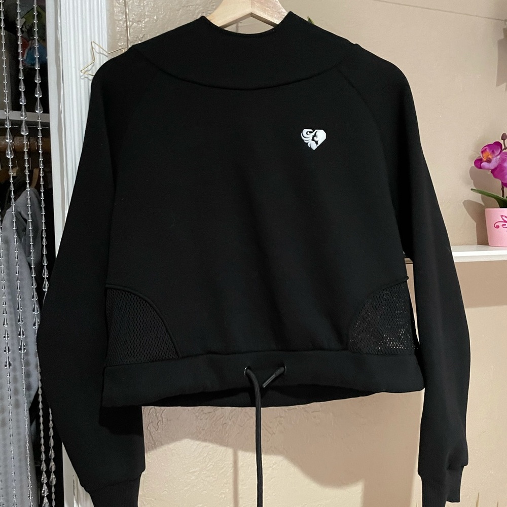 Women’s Best cropped hoodie.